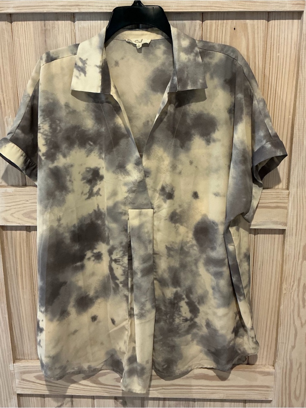 Ladies Easel Short Sleeve V-Neck Top in Beige and Gray Tie-Dye